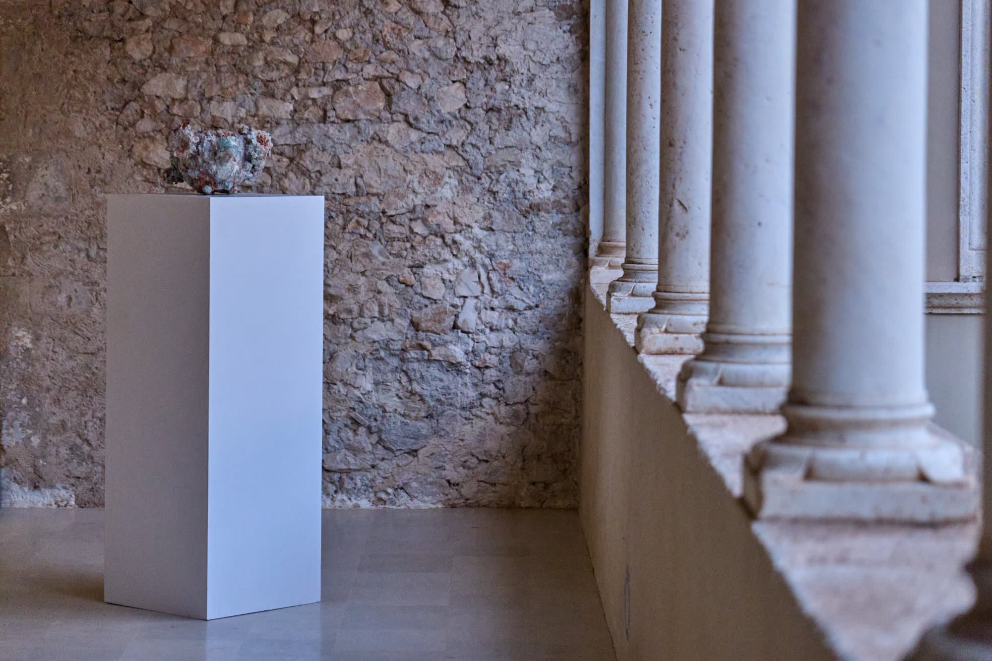 La Loggia con Vas Miraculi Aesculapii di Claudia Di Francesco su un piedistallo bianco, accanto alle colonne.