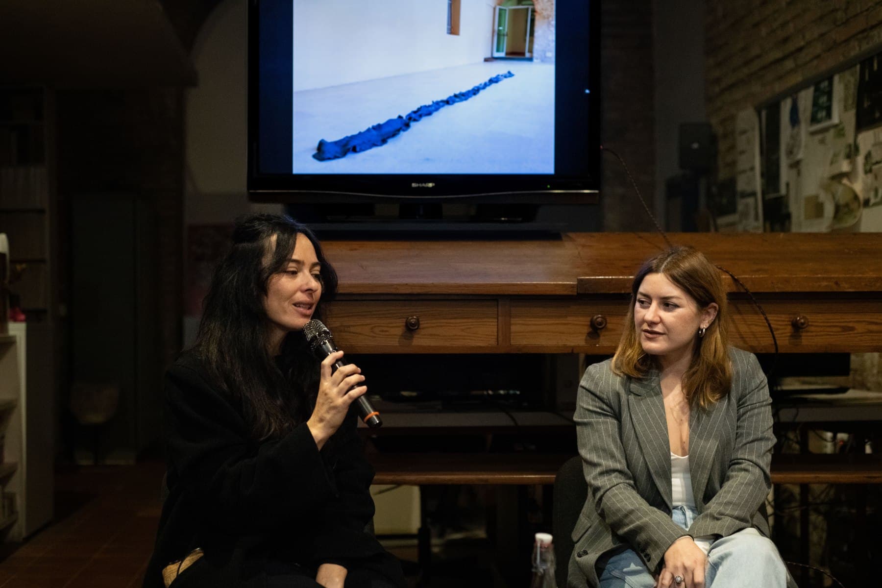 Due relatrici in dialogo durante la presentazione del catalogo di ALCOVE presso l’APS TRAleVOLTE.