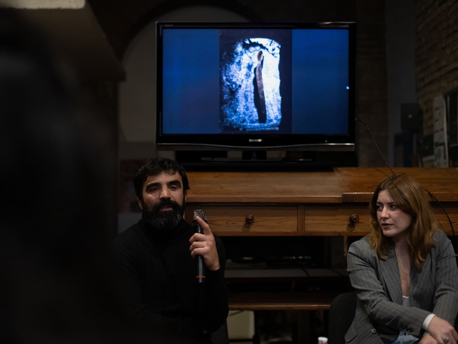 Un momento di dialogo durante la presentazione del catalogo di ALCOVE a Roma.