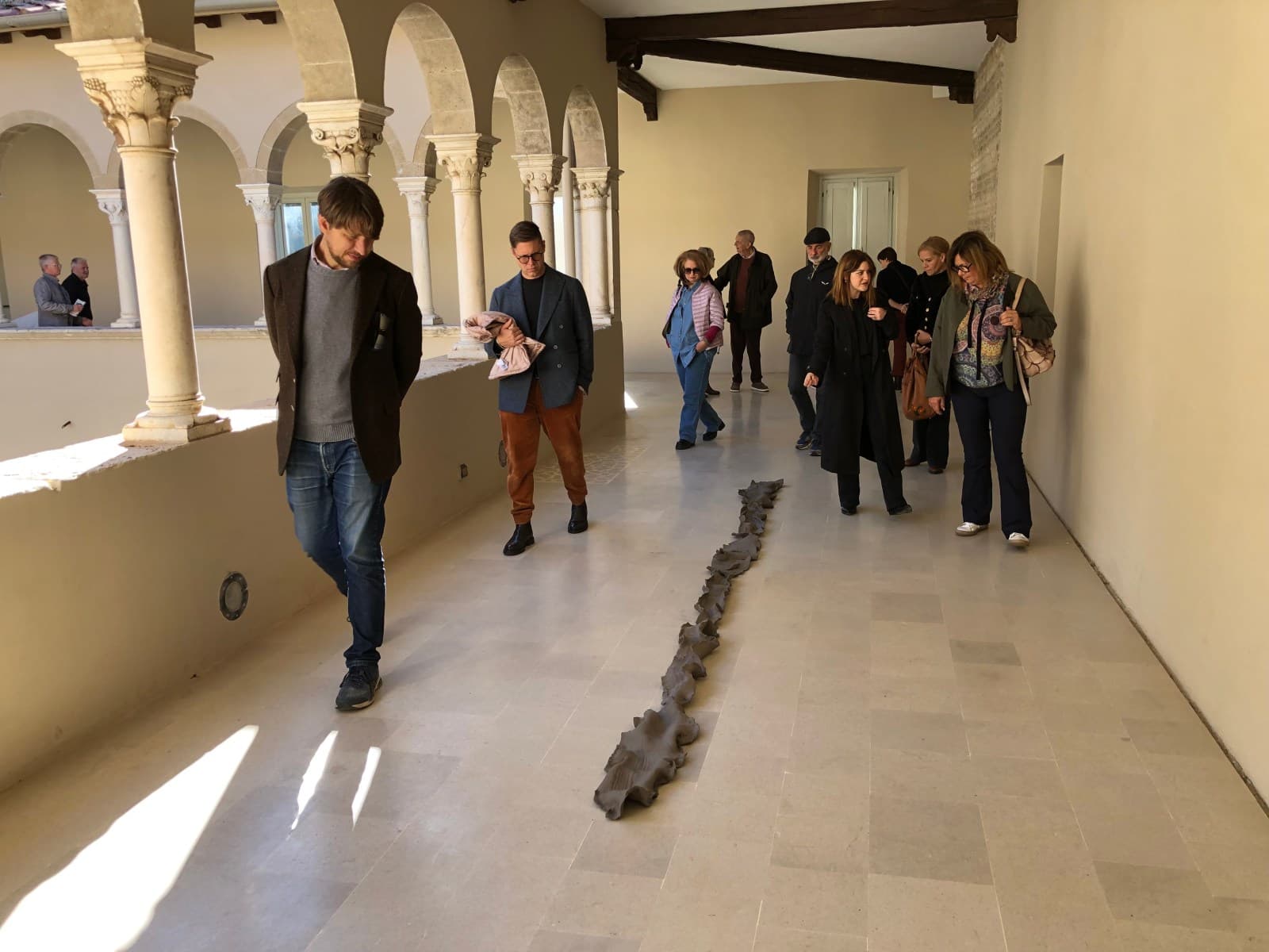 Veduta dell'allestimento della mostra ALCOVE nella loggia del Museo.