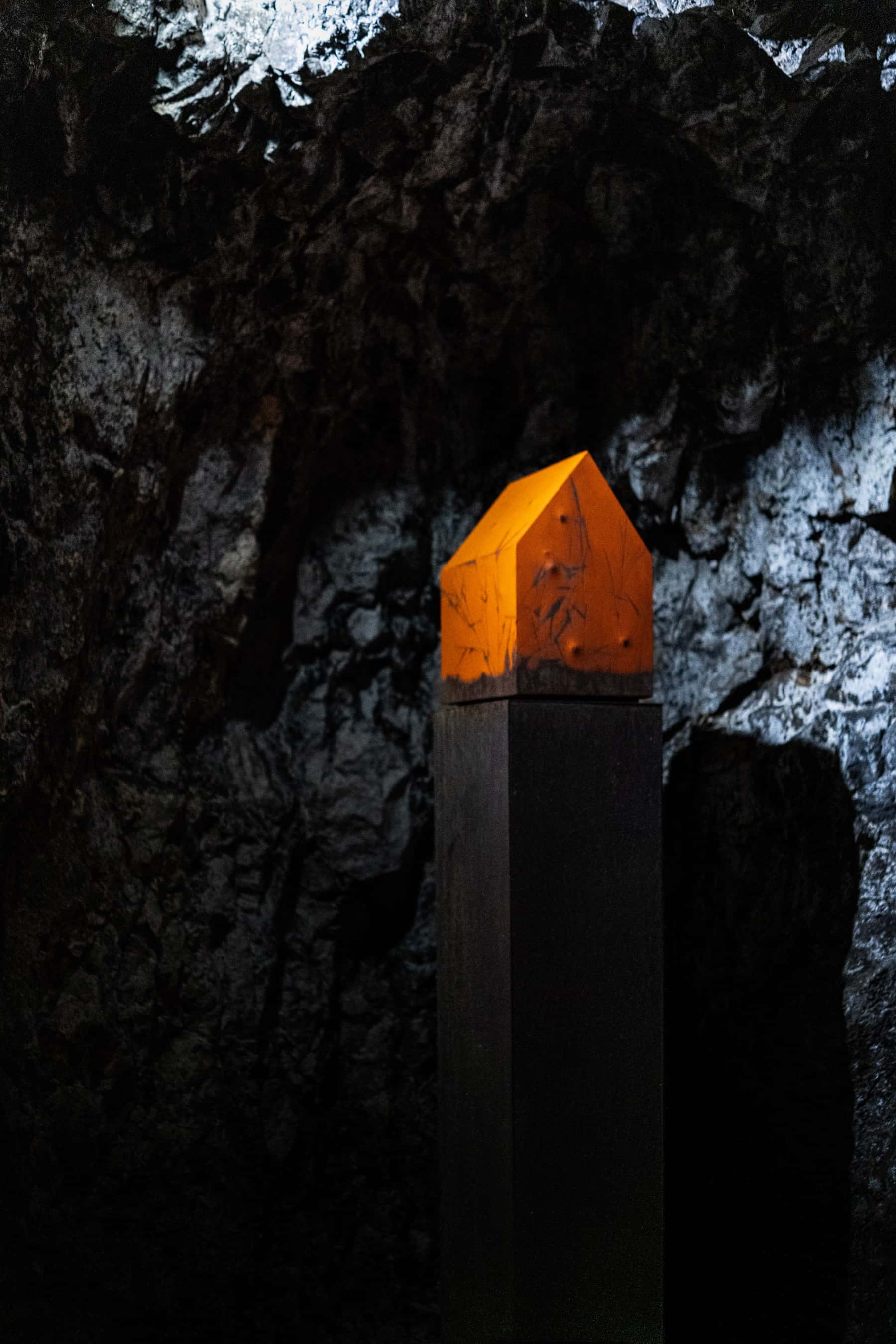La grotta di Studio Specus durante ALCOVE, con una scultura nella nicchia.